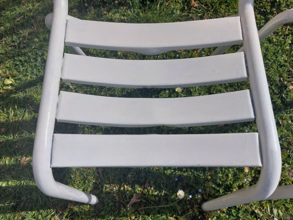 Paire de chaises blanches en métal, style Tolix