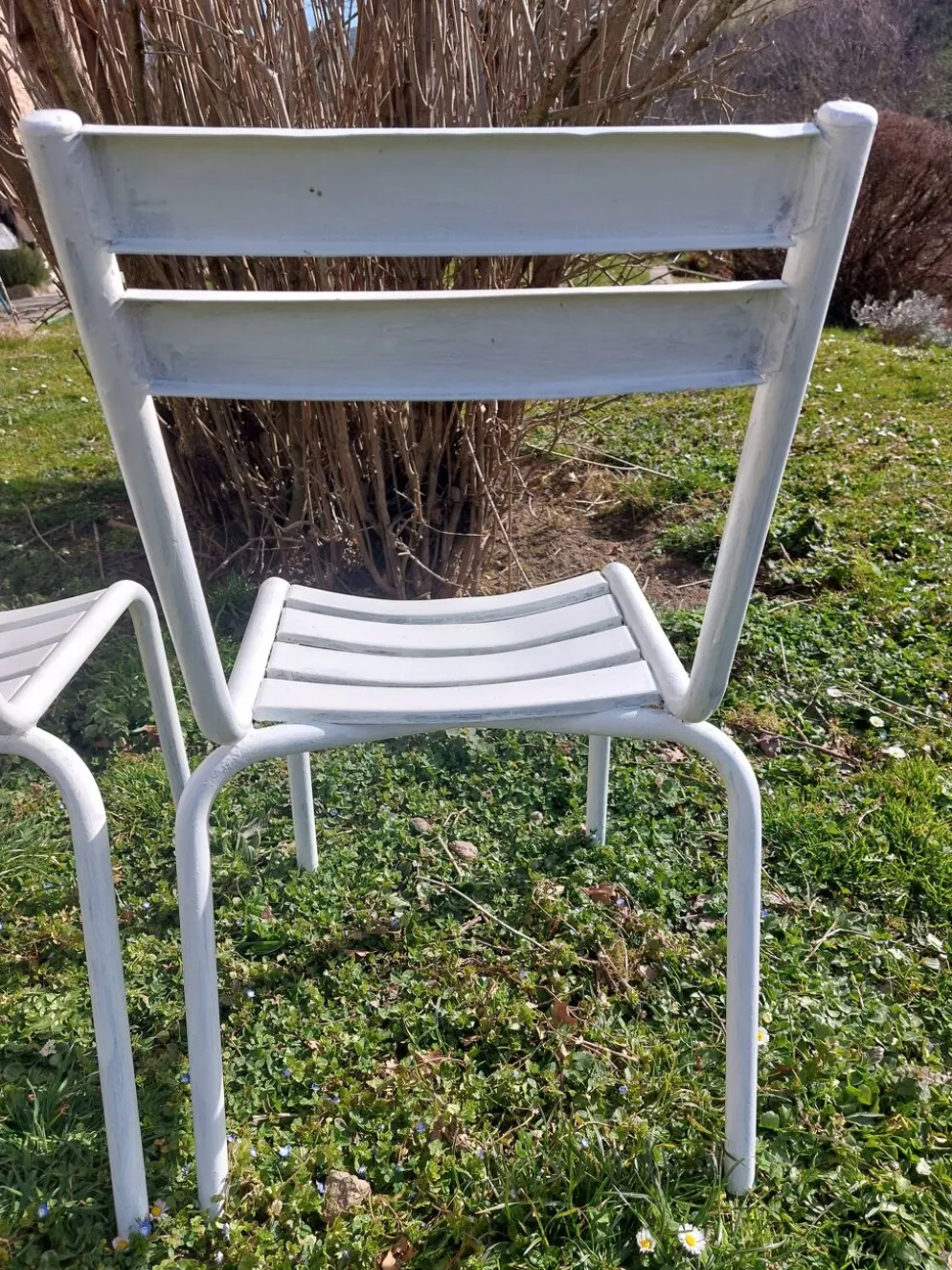 Paire de chaises blanches en métal, style Tolix