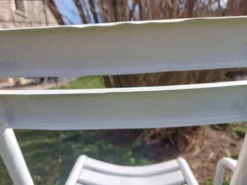 Paire de chaises blanches en métal, style Tolix
