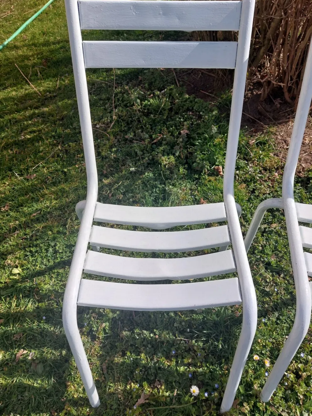 Paire de chaises blanches en métal, style Tolix