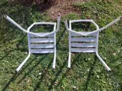 Paire de chaises blanches en métal, style Tolix