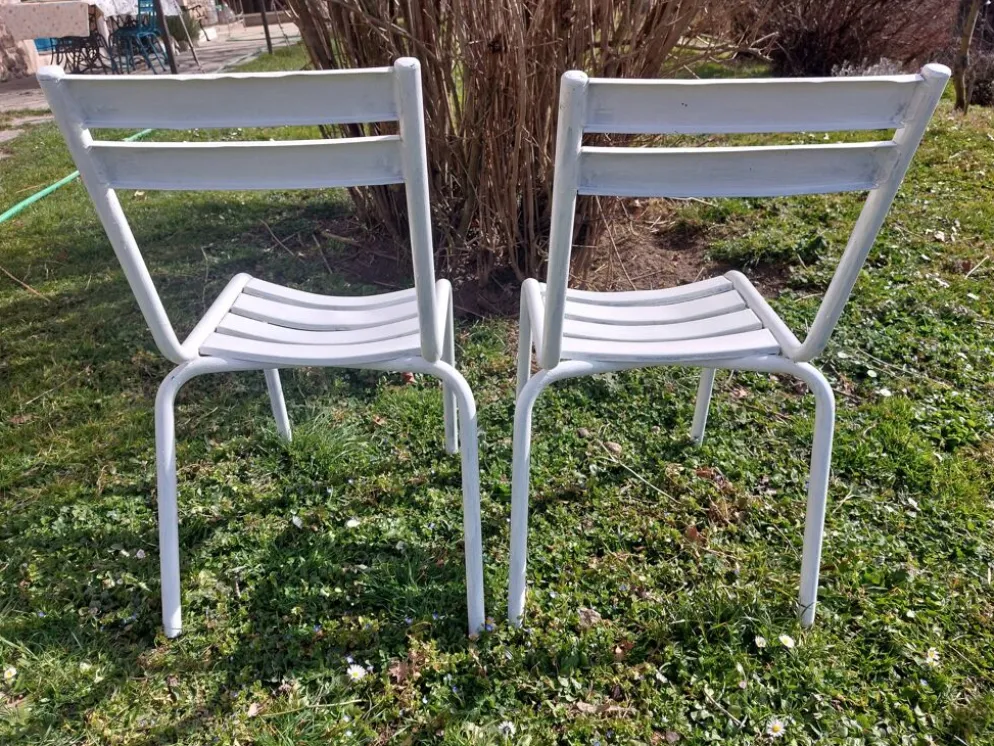 Paire de chaises blanches en métal, style Tolix
