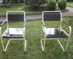 Paire de chaises de jardin en fer et bois peint à cantilever des années 1950.