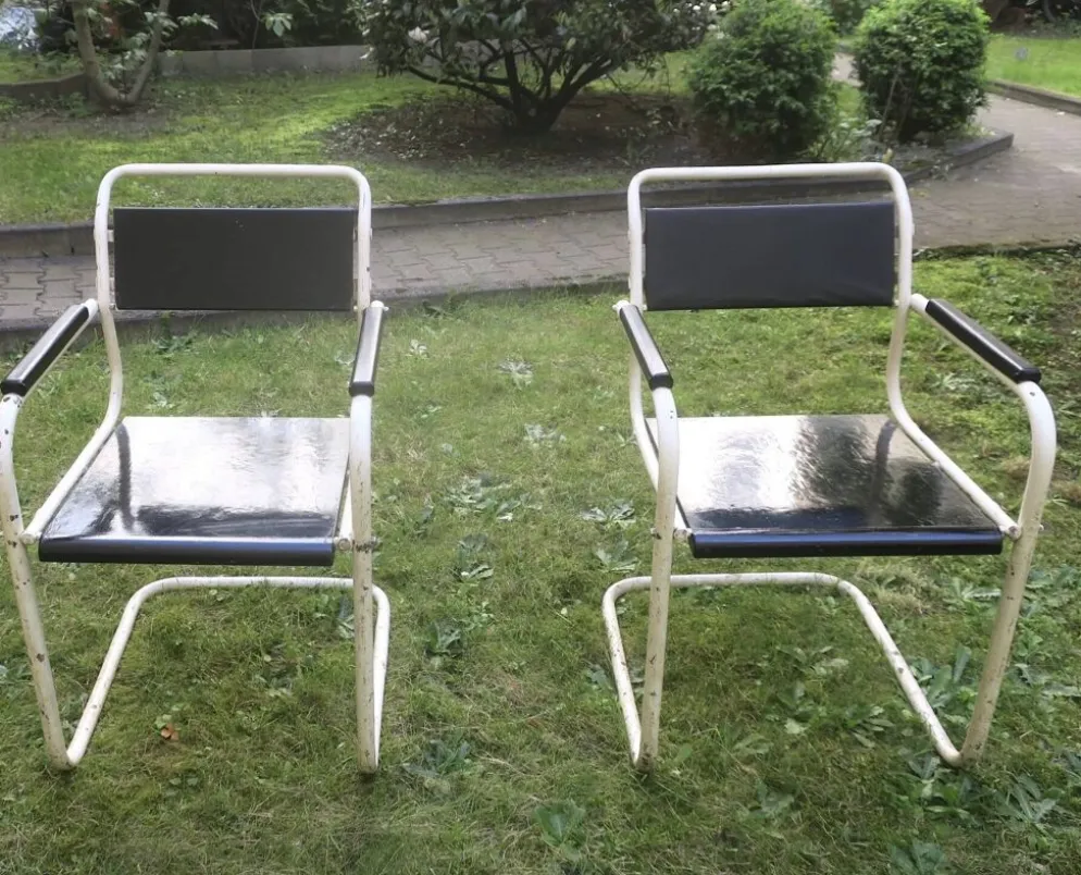 Paire de chaises de jardin en fer et bois peint à cantilever des années 1950.