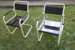 Paire de chaises de jardin en fer et bois peint à cantilever des années 1950.