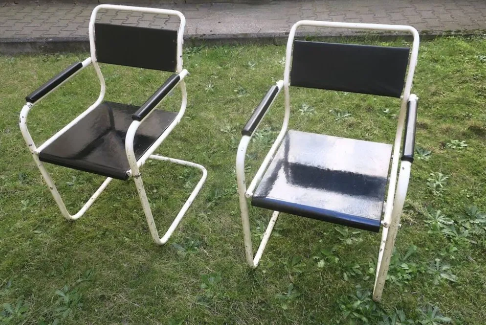 Paire de chaises de jardin en fer et bois peint à cantilever des années 1950.