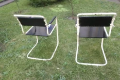 Paire de chaises de jardin en fer et bois peint à cantilever des années 1950.