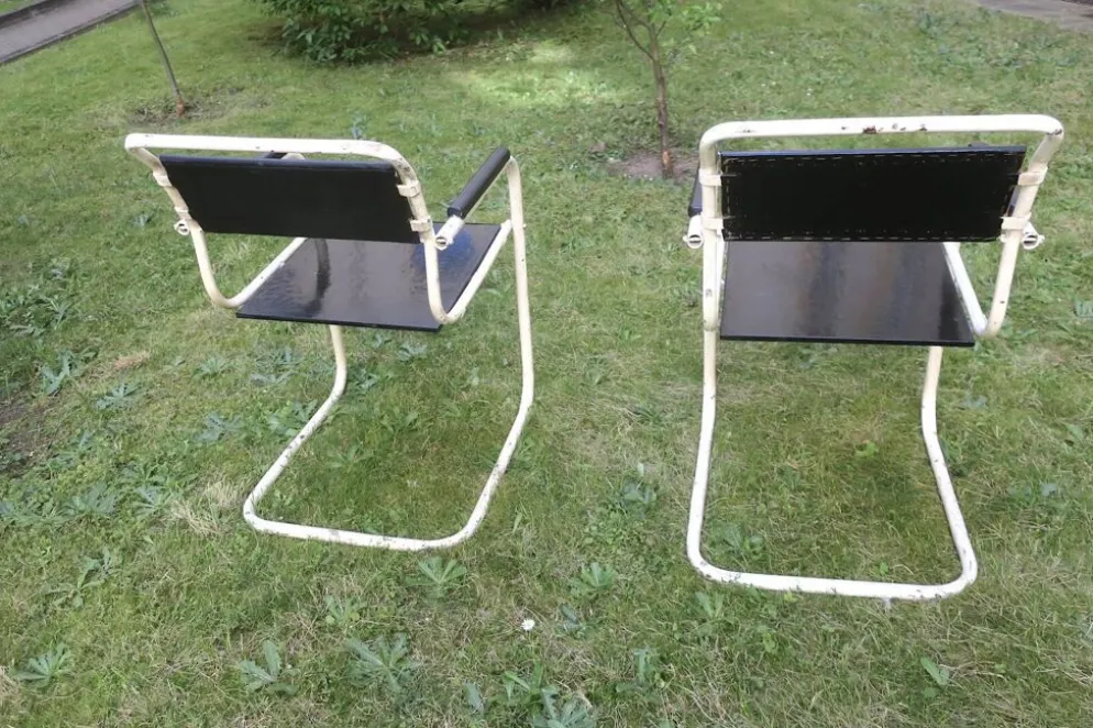 Paire de chaises de jardin en fer et bois peint à cantilever des années 1950.