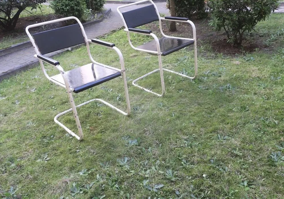 Paire de chaises de jardin en fer et bois peint à cantilever des années 1950.