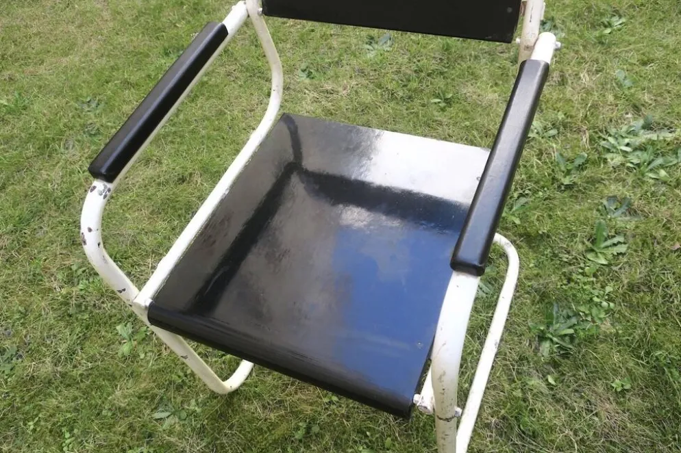 Paire de chaises de jardin en fer et bois peint à cantilever des années 1950.