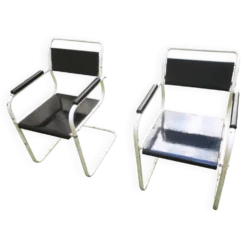 Paire de chaises de jardin en fer et bois peint à cantilever des années 1950.