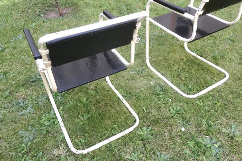 Paire de chaises de jardin en fer et bois peint à cantilever des années 1950.