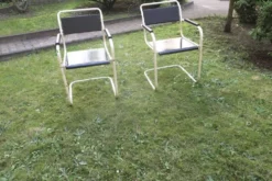Paire de chaises de jardin en fer et bois peint à cantilever des années 1950.