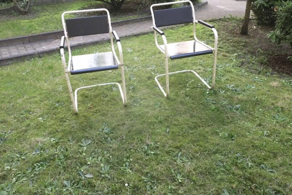 Paire de chaises de jardin en fer et bois peint à cantilever des années 1950.