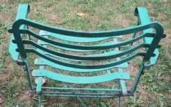Paire de chaises de jardin en fer peint, vintage et patinées des années 50.
