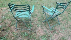 Paire de chaises de jardin en fer peint, vintage et patinées des années 50.