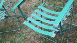 Paire de chaises de jardin en fer peint, vintage et patinées des années 50.
