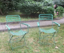 Paire de chaises de jardin en fer peint, vintage et patinées des années 50.