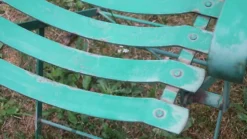 Paire de chaises de jardin en fer peint, vintage et patinées des années 50.