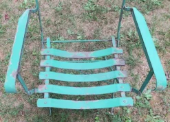 Paire de chaises de jardin en fer peint, vintage et patinées des années 50.