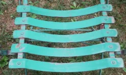 Paire de chaises de jardin en fer peint, vintage et patinées des années 50.