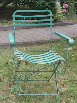 Paire de chaises de jardin en fer peint, vintage et patinées des années 50.
