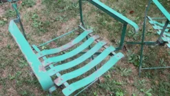 Paire de chaises de jardin en fer peint, vintage et patinées des années 50.