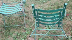 Paire de chaises de jardin en fer peint, vintage et patinées des années 50.