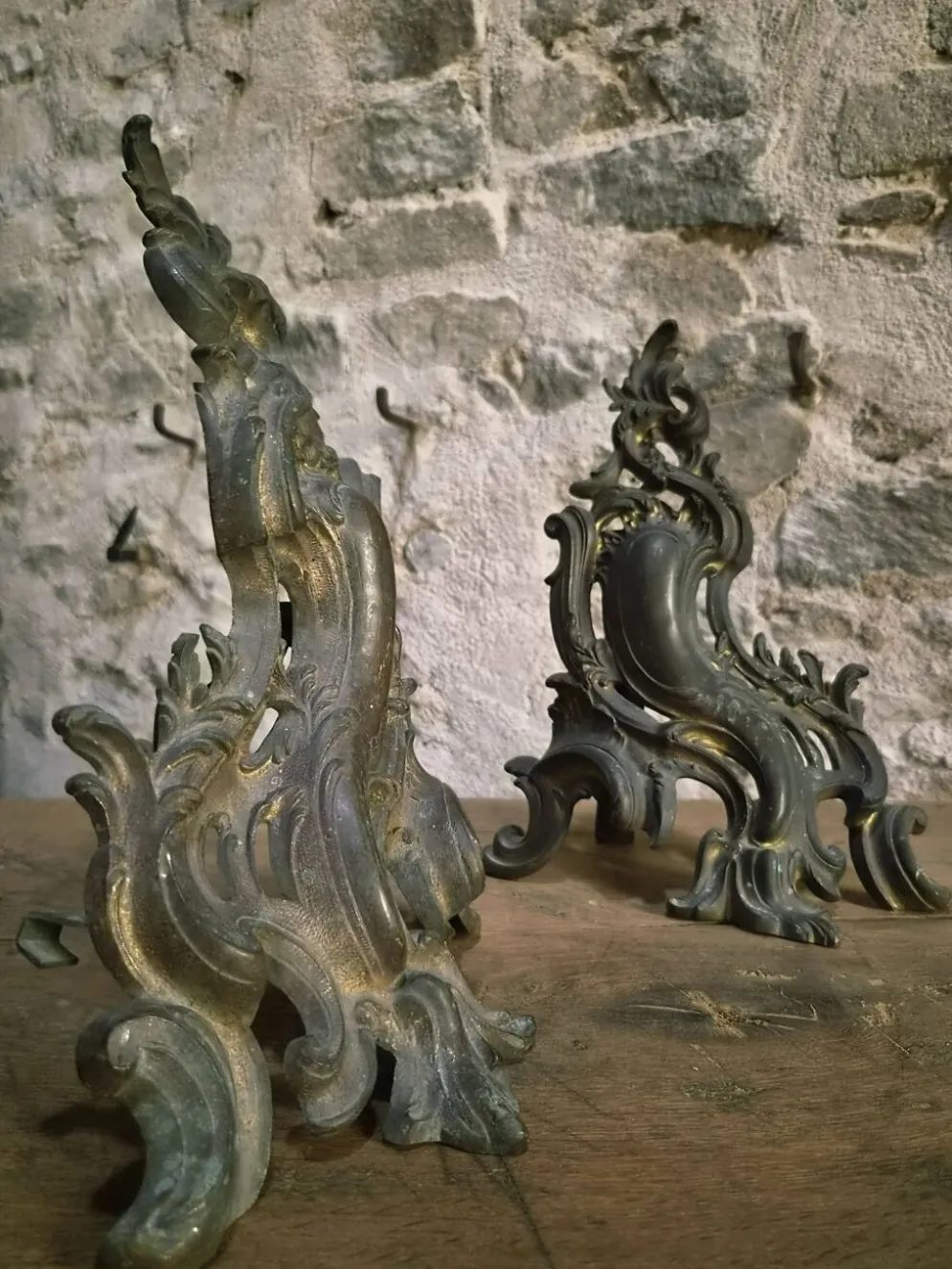 Paire de chenets anciens en bronze français, style Louis XV, vers 1880–1900
