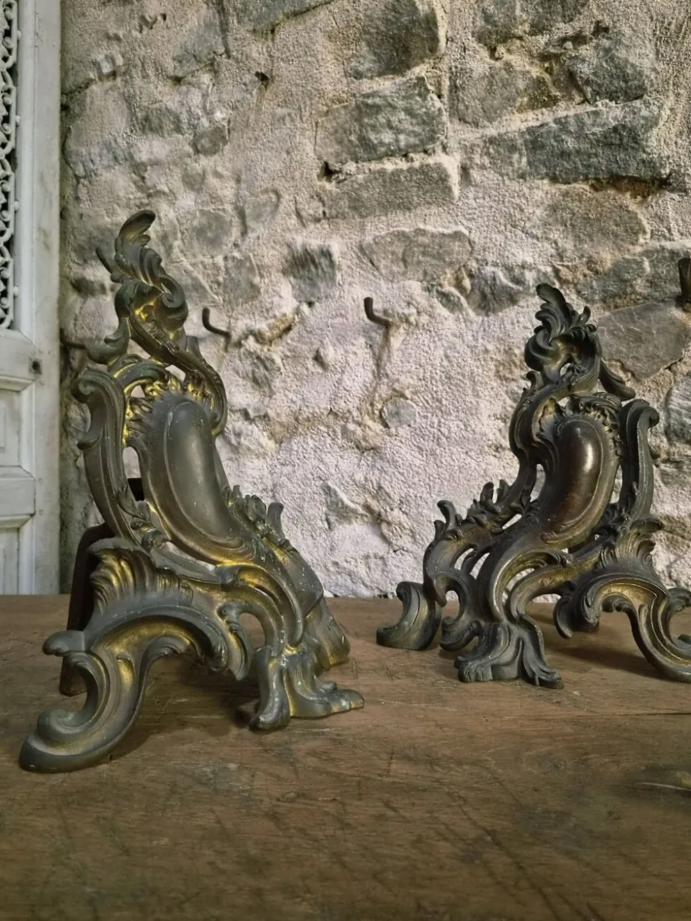 Paire de chenets anciens en bronze français, style Louis XV, vers 1880–1900