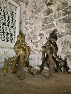 Paire de chenets anciens en bronze français, style Louis XV, vers 1880–1900