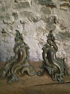 Paire de chenets anciens en bronze français, style Louis XV, vers 1880–1900