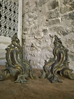 Paire de chenets anciens en bronze français, style Louis XV, vers 1880–1900