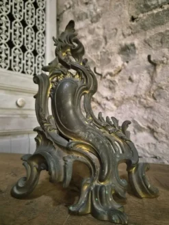 Paire de chenets anciens en bronze français, style Louis XV, vers 1880–1900