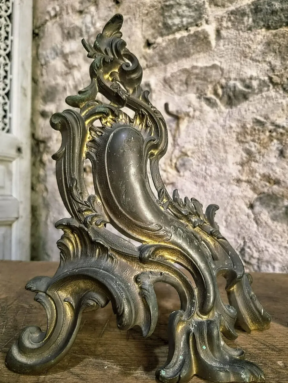 Paire de chenets anciens en bronze français, style Louis XV, vers 1880–1900