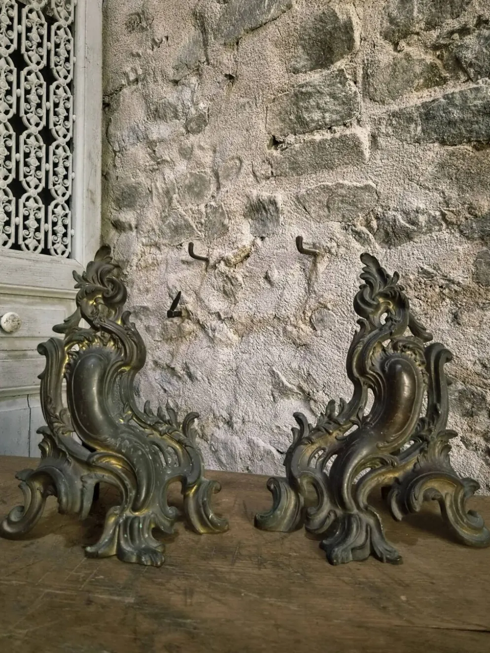 Paire de chenets anciens en bronze français, style Louis XV, vers 1880–1900