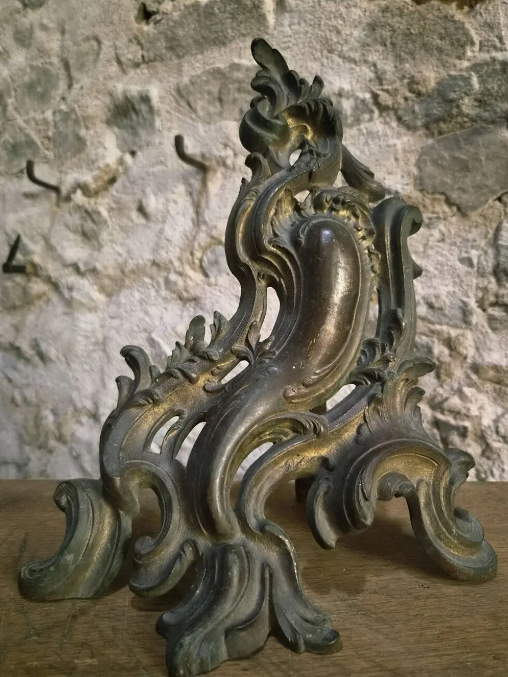 Paire de chenets anciens en bronze français, style Louis XV, vers 1880–1900