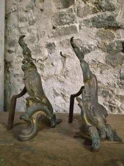 Paire de chenets anciens en bronze français, style Louis XV, vers 1880–1900
