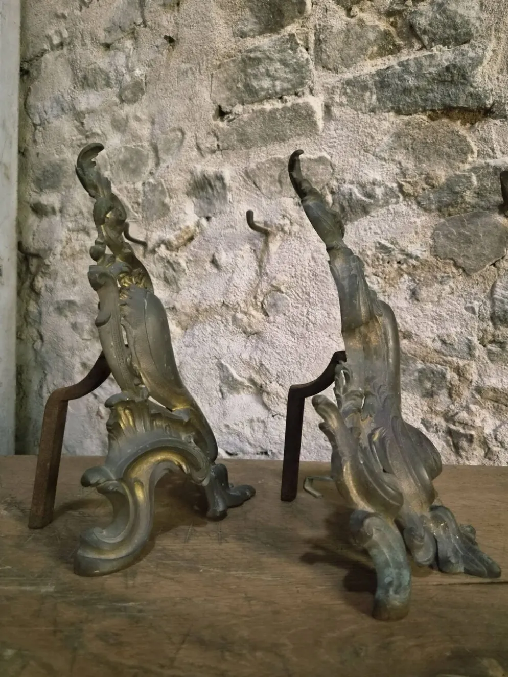 Paire de chenets anciens en bronze français, style Louis XV, vers 1880–1900