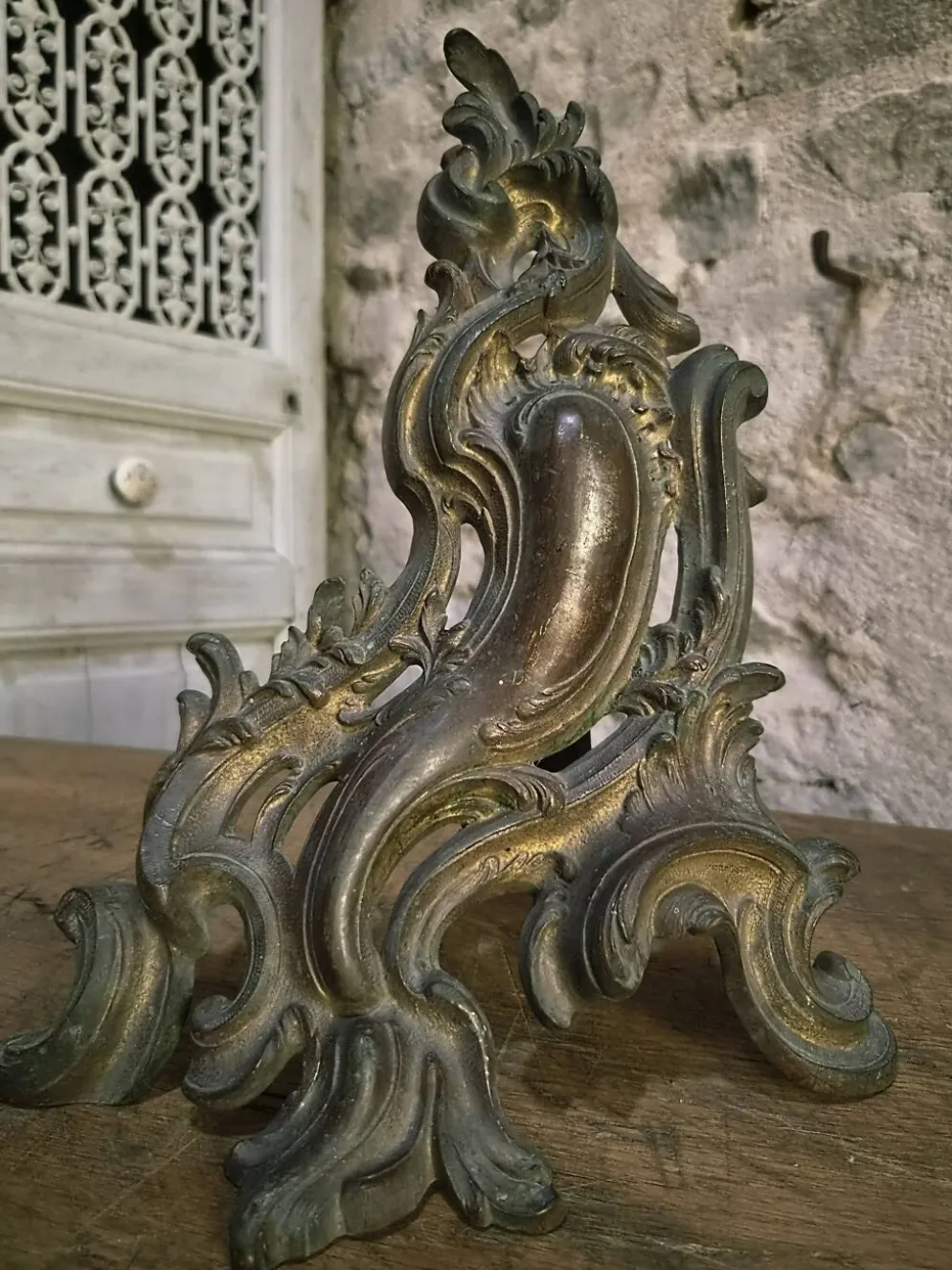 Paire de chenets anciens en bronze français, style Louis XV, vers 1880–1900