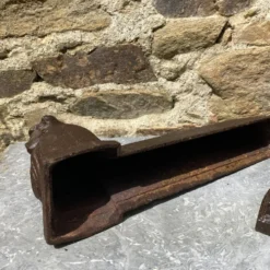Paire de chenets anciens en fonte à bustes antiques