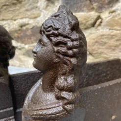 Paire de chenets anciens en fonte à bustes antiques