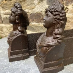 Paire de chenets anciens en fonte à bustes antiques