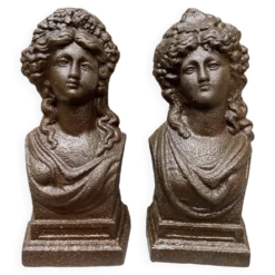 Paire de chenets anciens en fonte à bustes antiques