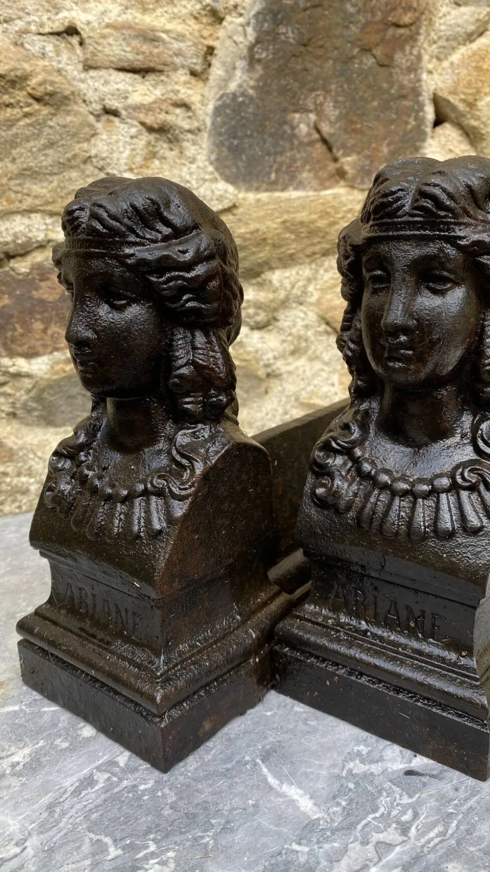 Paire de chenets bustes anciens en fonte "Ariane"