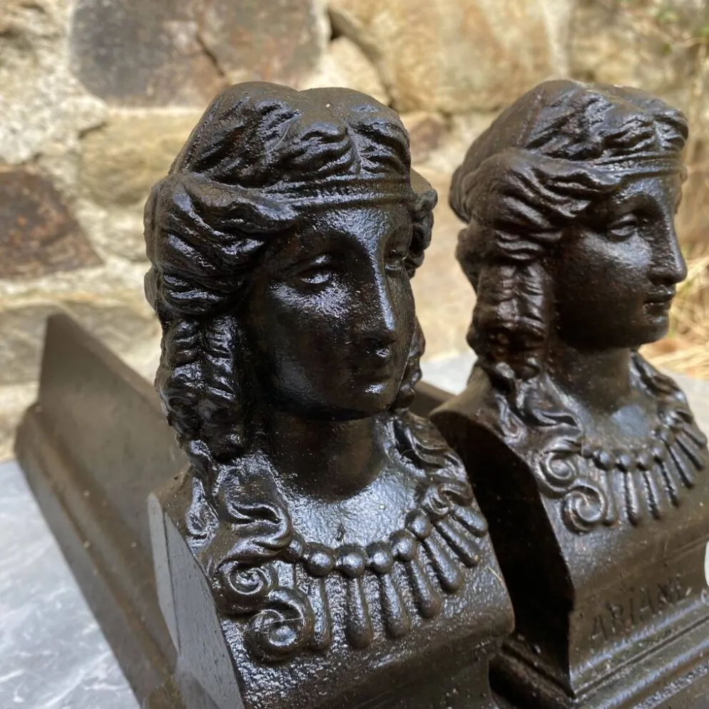 Paire de chenets bustes anciens en fonte "Ariane"