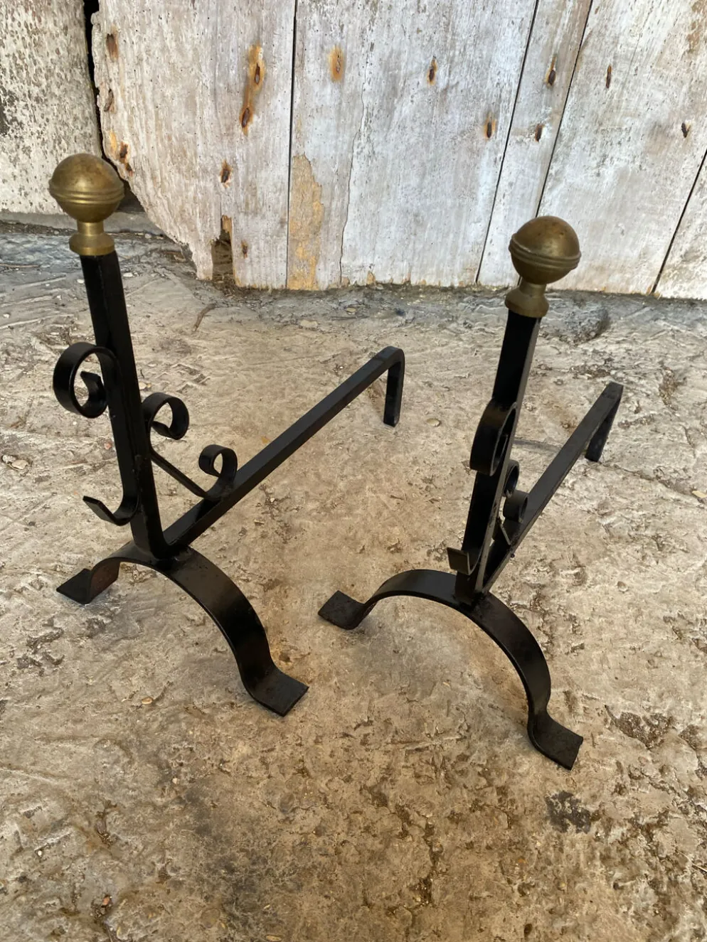 Paire de Chenets Cheminée Fer Forgé Volutes + Têtes Boule Laiton Vinta