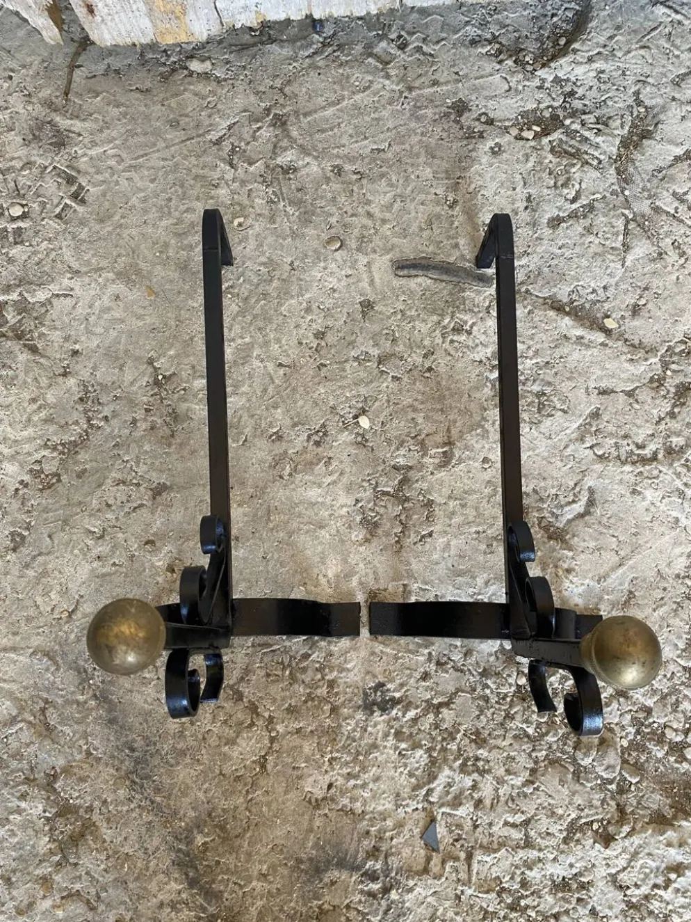 Paire de Chenets Cheminée Fer Forgé Volutes + Têtes Boule Laiton Vinta