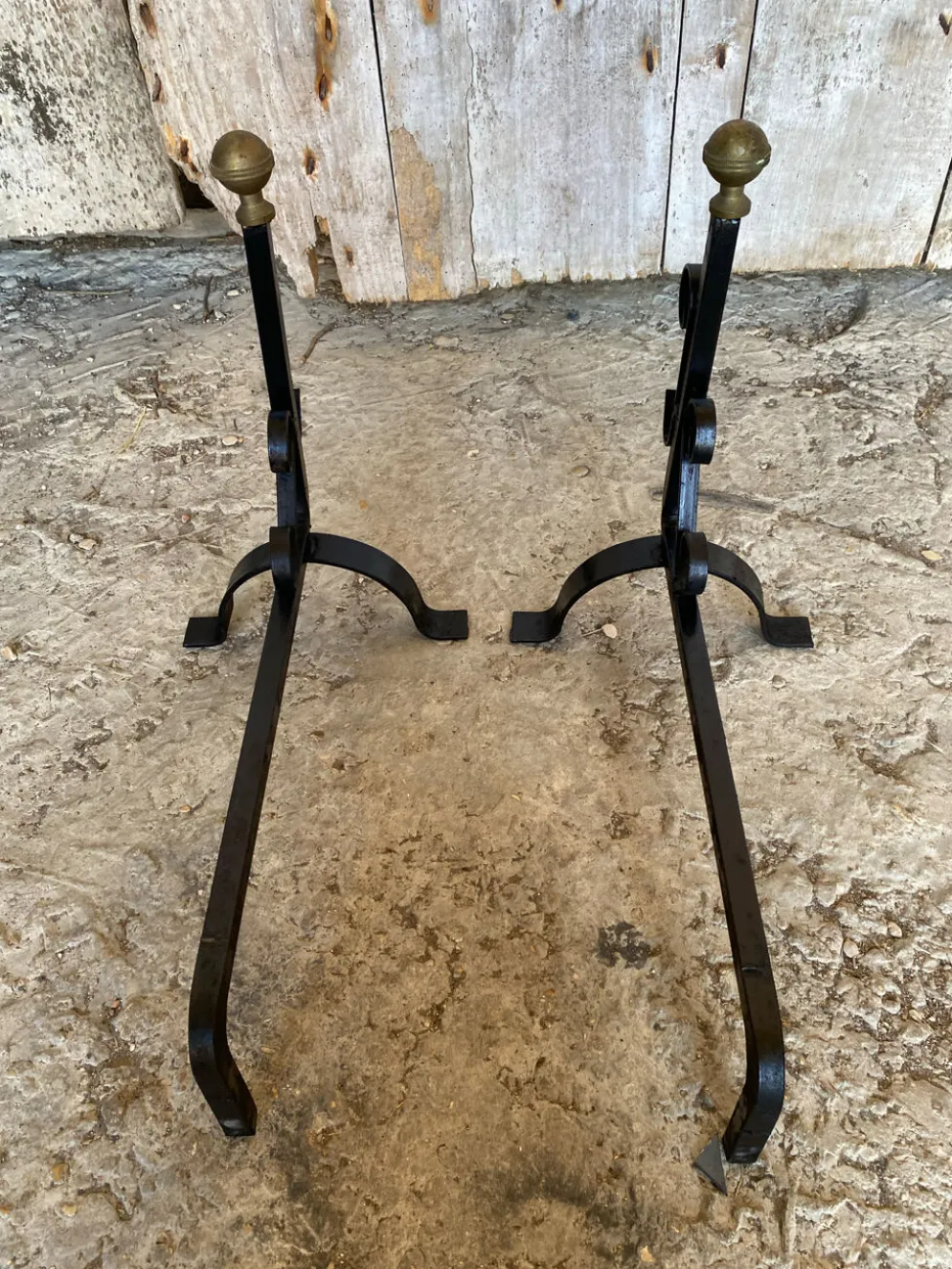 Paire de Chenets Cheminée Fer Forgé Volutes + Têtes Boule Laiton Vinta