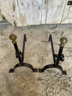 Paire de Chenets Cheminée Fer Forgé Volutes + Têtes Boule Laiton Vinta